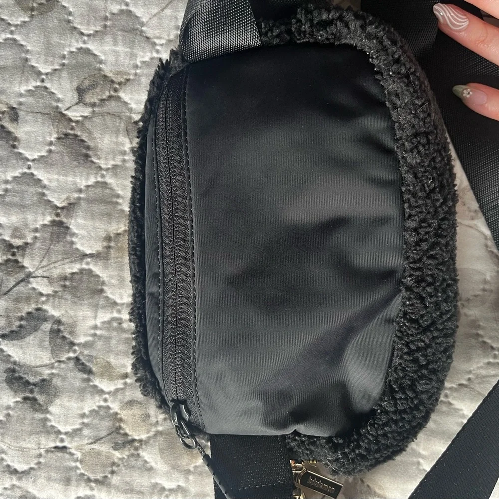 Lululemon Black Sherpa Belt Bag with Gold Zipper - Picture 4 of 7